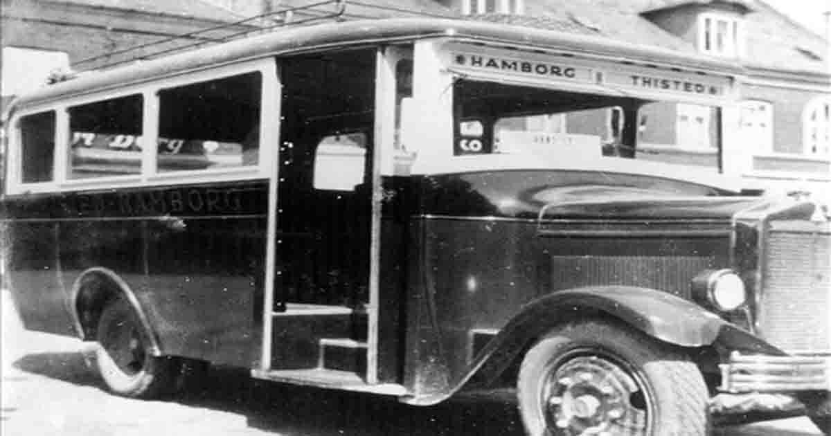 bus 1930. Rutebilen Thisted-Hamborg af mærket Triangel på Nytorv